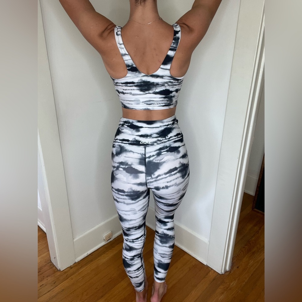Lorna Jane Set. Black & White tie dye style. Small